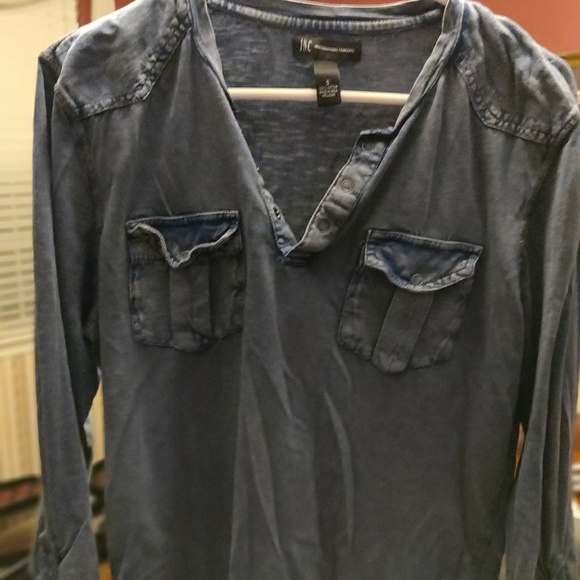 Button  tee - Picture 2 of 3